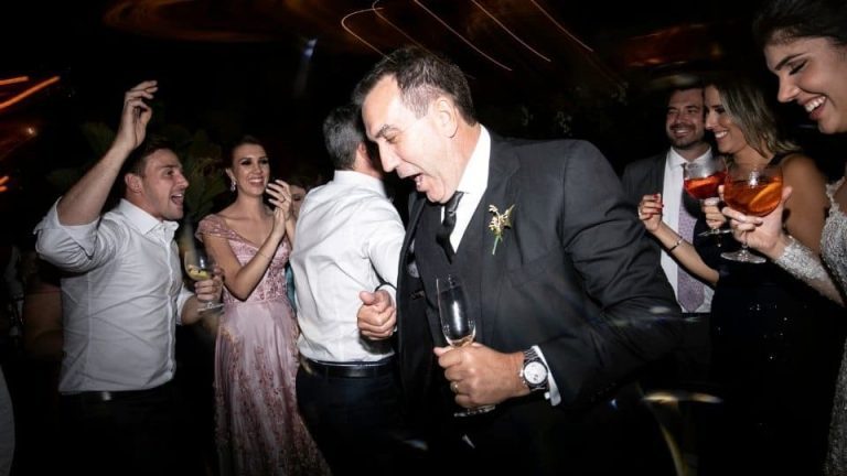 hombres bailando en una boda