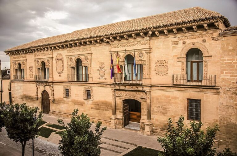 Fachada ayuntamiento de baeza
