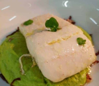 Merluza-pincho-confitada-en-AOVE-y-espuma-de-guisantes